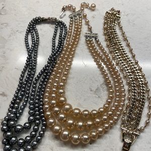Lot of pearl necklaces